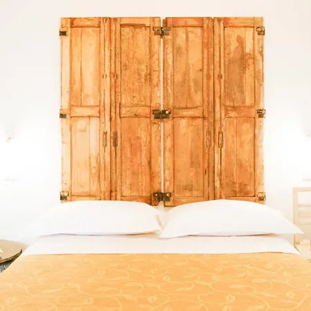 Sacre Bleu Apartments 3*