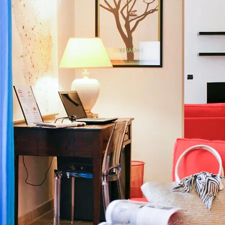 Sacre Bleu Apartments Guest house